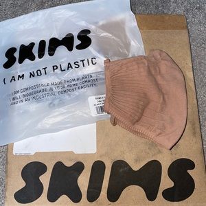 Skims face mask in sienna